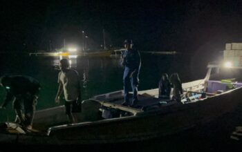 Sat Polairud Polres Bima Kota Evakuasi Nelayan Kapal Kandas di Perairan Toro Mangeata – Gili Banta