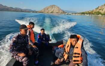 Ditpolairud Polda NTB Bersama Tim Gabungan Sisir Perairan Pulau Paserang Cari Penumpang KMP Belida Yang Melompat ke Laut