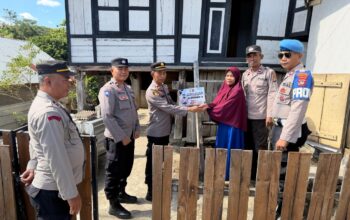 Polsek Ropang Salurkan 50 Paket Sembako bagi Warga Terdampak Musibah dan Masyarakat Kurang Mampu