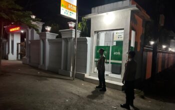Jaga Kamtibmas Kondusif, Polsek Kuripan Gelar Patroli Blue Light Malam Hari