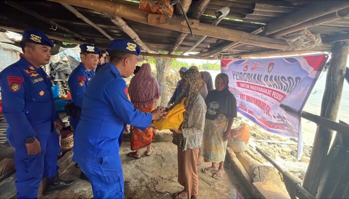 DITPOLAIRUD POLDA NTB SALURKAN BANTUAN SOSIAL KEPADA MASYARAKAT PESISIR DALAM RANGKA HUT KE-80 POLRI