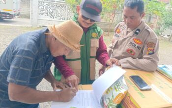 Polsek Gerung Kawal Penyaluran Bantuan Benih Jagung di Desa Beleka