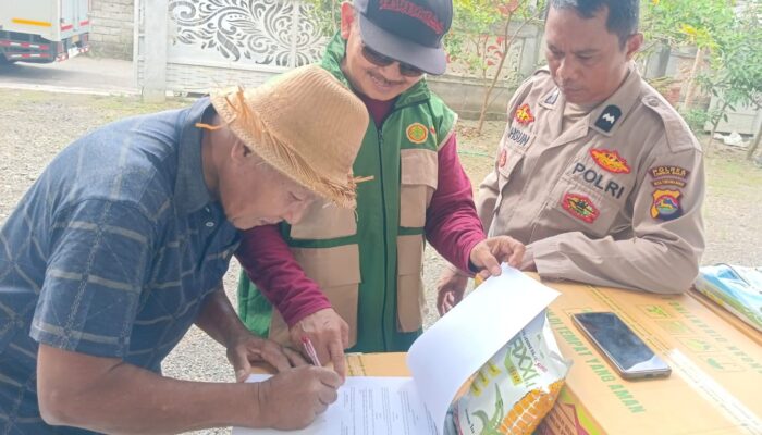 Polsek Gerung Kawal Penyaluran Bantuan Benih Jagung di Desa Beleka