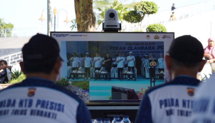 Sambut Hari Bhayangkara ke-80, Wakapolda NTB Berbaur dengan Warga di CFD Udayana dan Salurkan Paket Sembako
