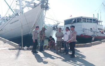 Polsek Kawasan Pelabuhan Laut Bima Gelar Patroli Rutin, Sampaikan Imbauan Kamtibmas kepada Buruh dan ABK