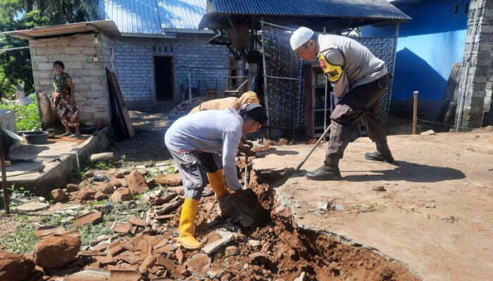 Bhabinkamtibmas Desa Surabaya Utara Sambangi Warga dan Gotong Royong Pembangunan RTLH, Sampaikan Pesan Kamtibmas