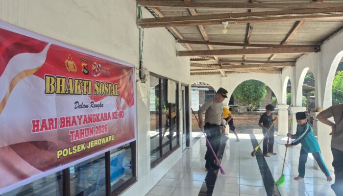 Kapolsek Jerowaru Bersama Anggota Gelar Bhakti Sosial di Masjid Subulussalam dalam Rangka HUT Bhayangkara ke-80