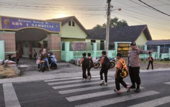 Personel Polsek Sambelia Lakukan Pengaturan Lalu Lintas, Wujudkan Keamanan dan Keselamatan Pengguna Jalan
