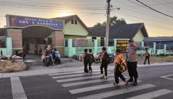 Personel Polsek Sambelia Lakukan Pengaturan Lalu Lintas, Wujudkan Keamanan dan Keselamatan Pengguna Jalan