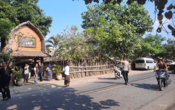 Bhabinkamtibmas Polsek Pujut Laksanakan Silaturahmi dan Pengamanan di Rumah Adat Sade