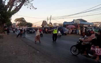 Kapolsek Masbagik Pimpin Giat Rawan Pagi di Pasar Paok Motong, Pastikan Arus Lalu Lintas Tetap Lancar