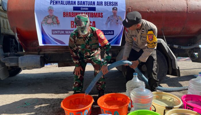 Bhabinkamtibmas dan Babinsa Desa Tanjung Luar Salurkan Bantuan Air Bersih kepada Warga Dusun Toroh Selatan