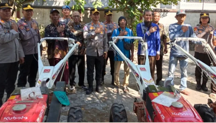 Polres Lombok Timur Serahkan Tiga Traktor Roda Dua untuk Kelompok Tani, Perkuat Ketahanan Pangan Nasional