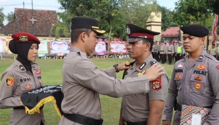 Kapolres Bima Kota Sematkan Pangkat Baru kepada Sejumlah Personel, Tegaskan Amanah Lebih Besar