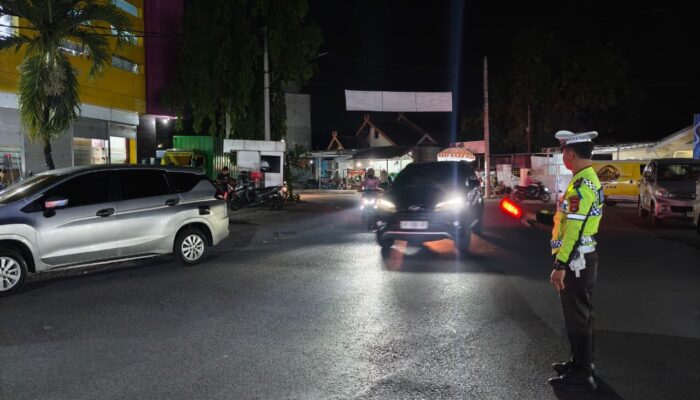 Blue Light Patrol dan Strong Point Malam, Satlantas Polres Dompu Hadir Wujudkan Kamseltibcar Lantas yang Aman dan Kondusif