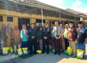 Momentum Hari Bhayangkara ke-80, Satbinmas Polres Bima Kabupaten Salurkan Bantuan 500 Kg Beras Gratis Bagi Warga Kurang Mampu