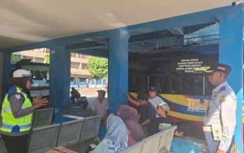 Unit Kamsel Satlantas Polres Bima Kota Tak Henti Edukasi Keselamatan Berlalu Lintas kepada Calon Penumpang Bus Antar Kota