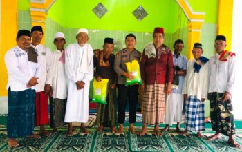 Ikhlas Berbagi dan Ringankan Beban Sesama, Bhabinkamtibmas Polsek Woha Salurkan Bantuan Beras Kepada Lansia