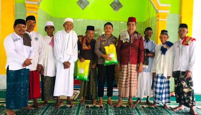 Ikhlas Berbagi dan Ringankan Beban Sesama, Bhabinkamtibmas Polsek Woha Salurkan Bantuan Beras Kepada Lansia