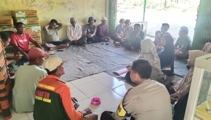 Polsek Lembar Kawal Penyerahan Bibit Jagung di Labuan Tereng