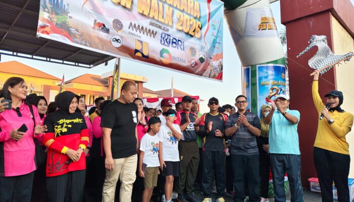 Semarak Hari Bhayangkara ke-80, Personel Brimob dan Bhayangkari Ikuti Fun Walk dan Senam Bersama di Sumbawa