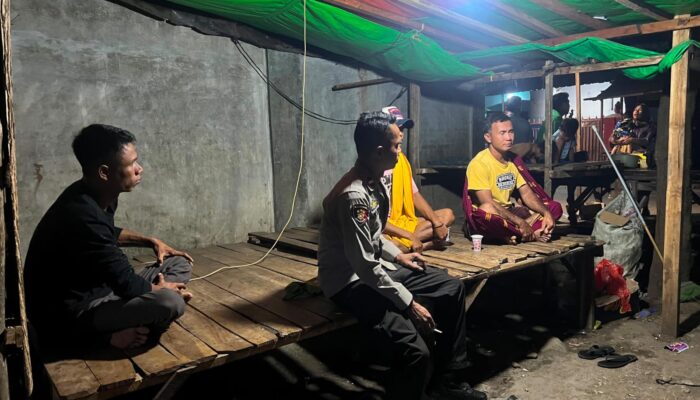 Deteksi dini Gangguan Kamtibmas dan Pererat Silaturahmi, Bhabinkamtibmas Polsek Monta Sambangi Warga Binaan di Malam Hari
