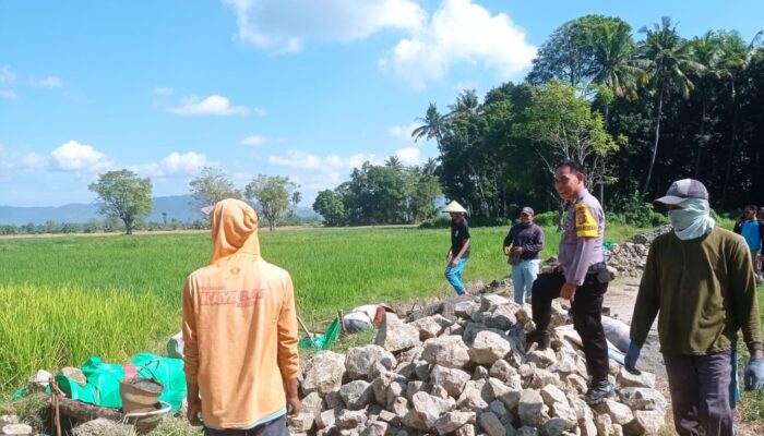 Bhabinkamtibmas Desa Dorebara Dampingi Pembuatan Saluran Irigasi, Dorong Produktivitas Pertanian dan Pemanfaatan Pekarangan