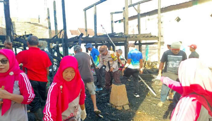 Bhabinkamtibmas bersama Warga Kompak gotong royong Pulihkan Rumah Korban Kebakaran