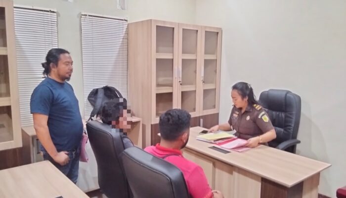 KonPolsek Manggelewa Serahkan Tersangka dan Barang Bukti Kasus Pengancaman dan Kepemilikan Sajam Tanpa Hak ke Kejaksaan Negeri Dompu