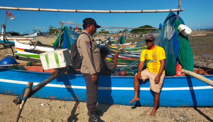 Sambang Warga Pesisir, Bhabinkamtibmas Polsek Hu’u Ajak Nelayan Jaga Kamtibmas dan Tingkatkan Kesejahteraan Keluarga