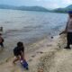 Hadir Mengayomi, Satpolairud Polres Bima Kabupaten Menggelar Patroli Pengamanan Wisata di Pantai Kalaki