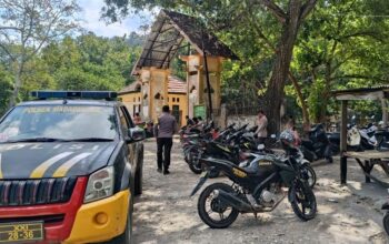 Patroli Cipkon Mobile, Polsek Madapangga Sambangi Pemukiman Warga Hingga Kawasan Wisata     Patroli Cipkon secara rutin dilaksanakan oleh Polsek Madapangga Polres Bima Kabupaten Polda NTB untuk mencegah terjadinya berbagai Guankamtibmas di wilayah hukumnya.   Patroli yang diawaki oleh tiga orang personel dan dikendalikan oleh Kapolseknya Ipda Ahmad Zulfikar SH itu berlangsung pada Minggu 12 Juli 2026.   Kegiatan yang dimulai sejak pukul 13.00. Wita itu menyasar sejumlah titik rawan, Pemukiman Warga hingga lokasi wisata di wilayah hukum Polsek Madapangga.   Patroli itu difokuskan pada pencegahan kasus 3C, balapan liar, tawuran dan aksi premanisme di kawasan wisata salah satunya di tempat pemandian alam terbuka yang berlokasi di Desa Ndano Kecamatan Madapangga Kabupaten Bima.   Dalam pelaksanaannya tim patroli juga menghimbau kepada masyarakat agar waspada akan tindakan kejahatan serta berpartisipasi dalam rangka menjaga keamanan dan ketertiban dilingkungan masing-masing.   Hal tersebut dikemukakan oleh Kapolres Bima AKBP Muhammad Anton Bhayangkara Gaisar S.I.K.M.H.melalui Kasi Humas AKP Adib Widayaka.   Patroli Cipkon dengan metode mobile itu berjalan dengan lancar dan aman situasi Kamtibmas diwilayah hukum Polsek Madapangga secara keseluruhan dilaporkan dalam keadaan Kondusif.