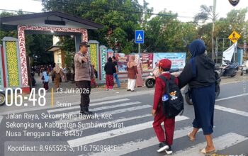 Wujud Pelayanan Presisi, Polsek Sekongkang Intensifkan Rawan Pagi di Depan Sekolah