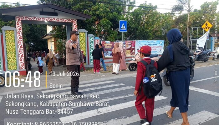 Wujud Pelayanan Presisi, Polsek Sekongkang Intensifkan Rawan Pagi di Depan Sekolah