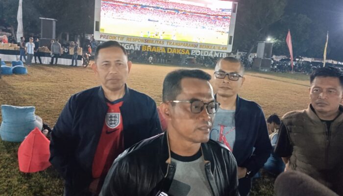 Lebur Tanpa Sekat Kapolda NTB Ajak Driver Ojol Hingga Wartawan Nobar Seru di Mapolda