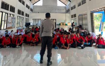 “Program Police go to school” Cerdaskan Anak Bangsa dan Cegah Pelajar Terpapar Bahaya Laten Napza, Polsek Bolo Sambangi SMAN I Bolo