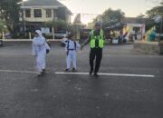 Unit Lantas Polsek Rasanae Barat Bantu Pelajar MTsN 1 Kota Bima Menyeberang, Wujudkan Keselamatan di Jam Sibuk Pagi