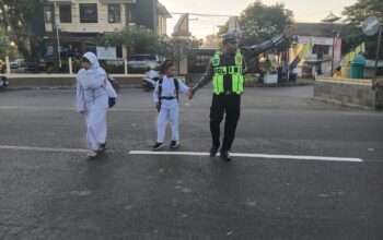 Unit Lantas Polsek Rasanae Barat Bantu Pelajar MTsN 1 Kota Bima Menyeberang, Wujudkan Keselamatan di Jam Sibuk Pagi
