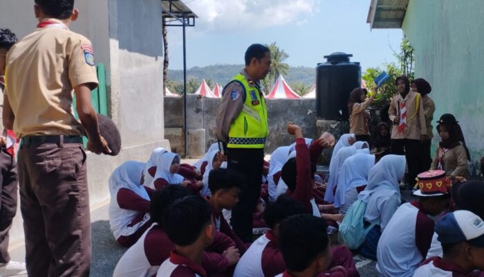 Satlantas Polres Lombok Barat Latih Pelajar SMAN 1 Sekotong Jadi Pelopor Tertib Lalu Lintas