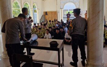 Lindungi Mental Generasi Muda, Polsek Sekotong Turun Langsung Edukasi Siswa SMP-IT Insan Budimulya