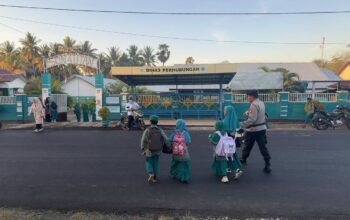 Berikan Rasa Aman Pelajar di Pagi Hari, Polsek Utan Gelar Pengaturan Lalu Lintas di Depan Sekolah