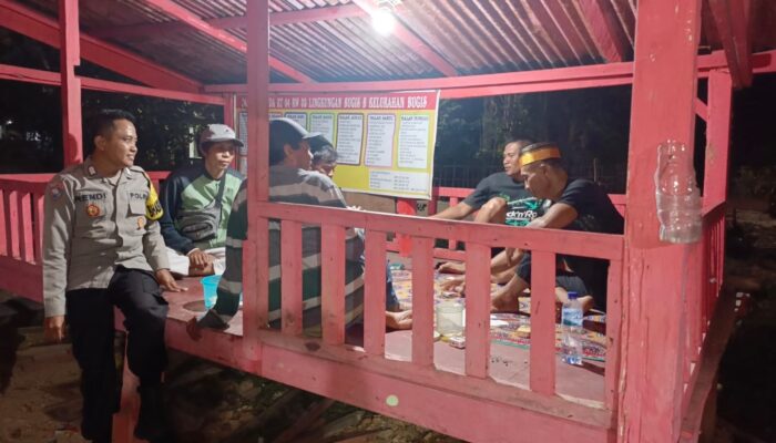 Bhabinkamtibmas Polsek Taliwang Perkuat Semangat Siskamling, Warga Bugis Diajak Aktif Jaga Kamtibmas