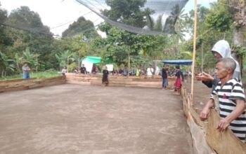 Lomba Gasing Meriah, Babinsa Selelos Pastikan Kegiatan Aman