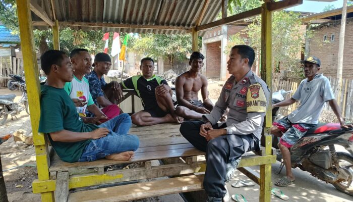 BHABINKAMTIBMAS POLSEK HU’U PERERAT KEMITRAAN DENGAN WARGA MELALUI SAMBANG DAN SILATURAHMI, AJAK MASYARAKAT JAGA KAMTIBMAS DAN TOLAK NARKOBA