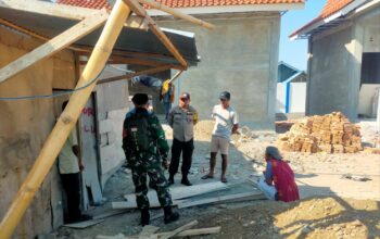 BHABINKAMTIBMAS DAN BABINSA DESA JALA PERKUAT SINERGI, PANTAU PERBAIKAN RUMAH WARGA PENERIMA BANTUAN DANA DESA