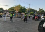Strong Point Pagi, Unit Lantas Polsek Rasanae Barat Berikan Pelayanan dan Himbauan Keselamatan Berlalu Lintas di Depan MTsN 1 Kota Bima