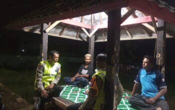 Patroli Dialogis Malam Hari, Polsubsektor Brang Ene Ajak Warga Waspada Hoaks dan Cegah TPPO