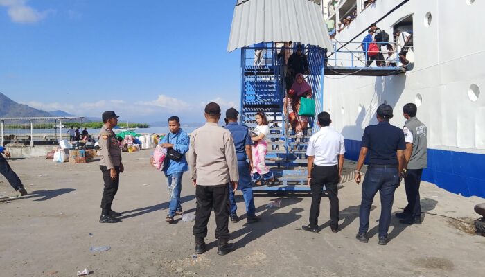 Polsek Kawasan Pelabuhan Laut Bima Amankan Kedatangan dan Keberangkatan KM AWU, Aktivitas Penumpang Berjalan Aman dan Lancar