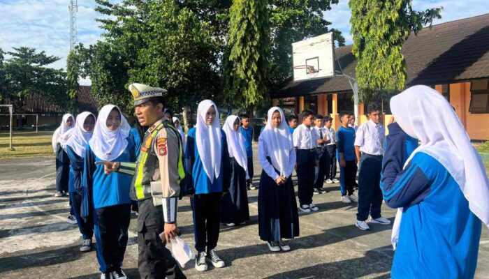 Satlantas Polres Lombok Barat Latih Pelajar SMPN 1 Labuapi Jadi Pelopor Keselamatan Lalu Lintas