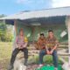 Dukung Ketahanan Pangan, Bhabinkamtibmas Desa Mumbu Dampingi Petani Siapkan Lahan Bawang Merah